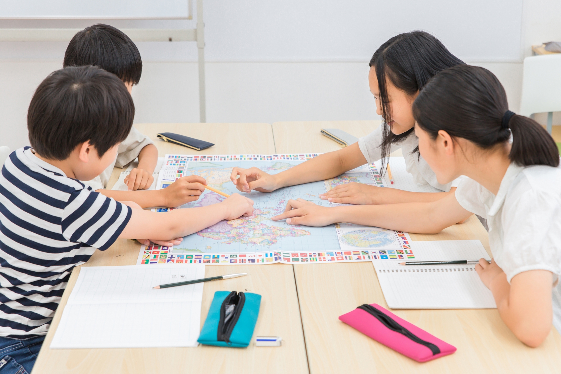 地図を囲んで学びを振り返る子どもたち